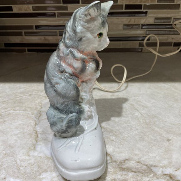 Vintage Cat Kitten in Shoe Light Up Figurine Hand Crafted Ceramic 7" Gray 1975 - Picture 6 of 14